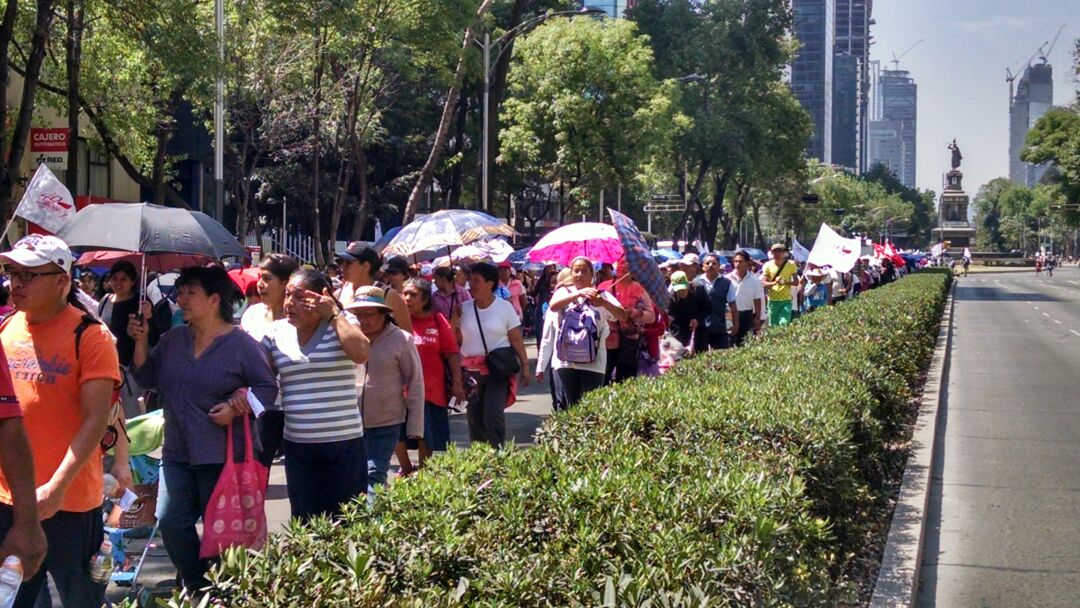 Antorchistas marchan por Paseo de la Reforma y se dirigen a la Secretaría de Gobernación, en avenida Bucareli.