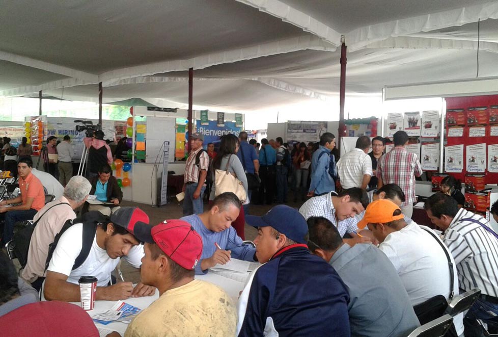 La tercera feria de empleo Guadalajara 2015 se lleva a cabo en la explanada del Instituto Cultural Cabañas.
