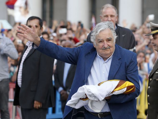 José Mujica recibe una bandera de Uruguay, en una ceremonia previa al final de su presidencia