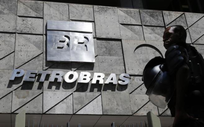 La crisis por el escándalo de corrupción en Petrobras amenaza con desencadenar graves consecuencias políticas en Brasil