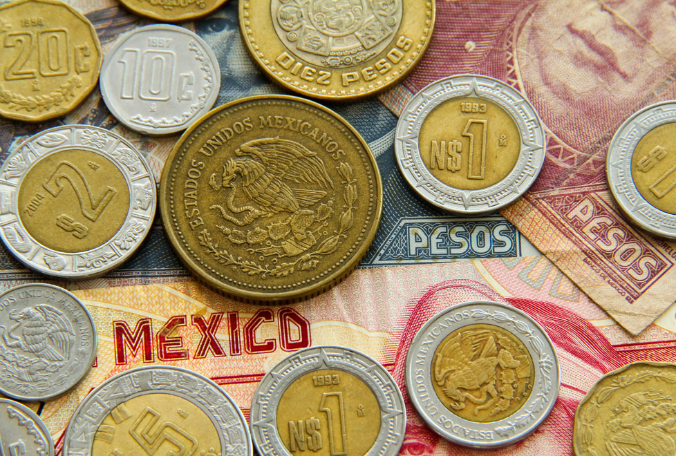 Dólar promedia en $15.42 en el AICM.