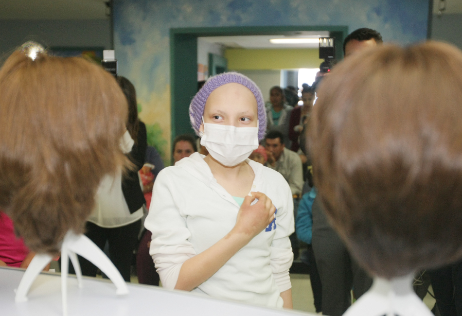 Entregan Teletón y Hospital Civil pelucas oncológicas
