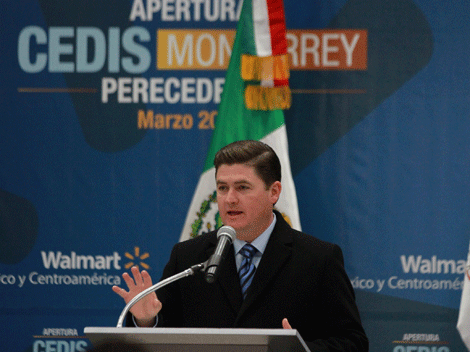 El gobernador Rodrigo Medina de la Cruz acudió a la inauguración de un centro de distribución de Walmart en Ciénega de Flores.