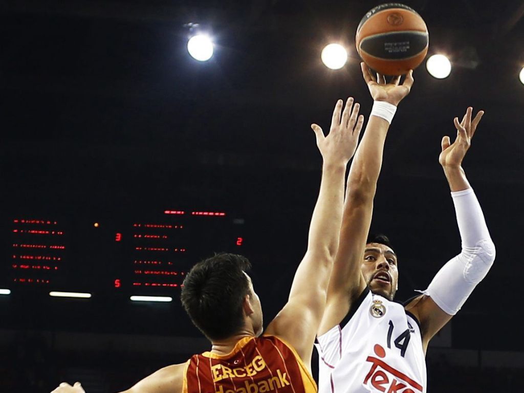 Gustavo Ayón logró 14 puntos durante 16 minutos de juego 