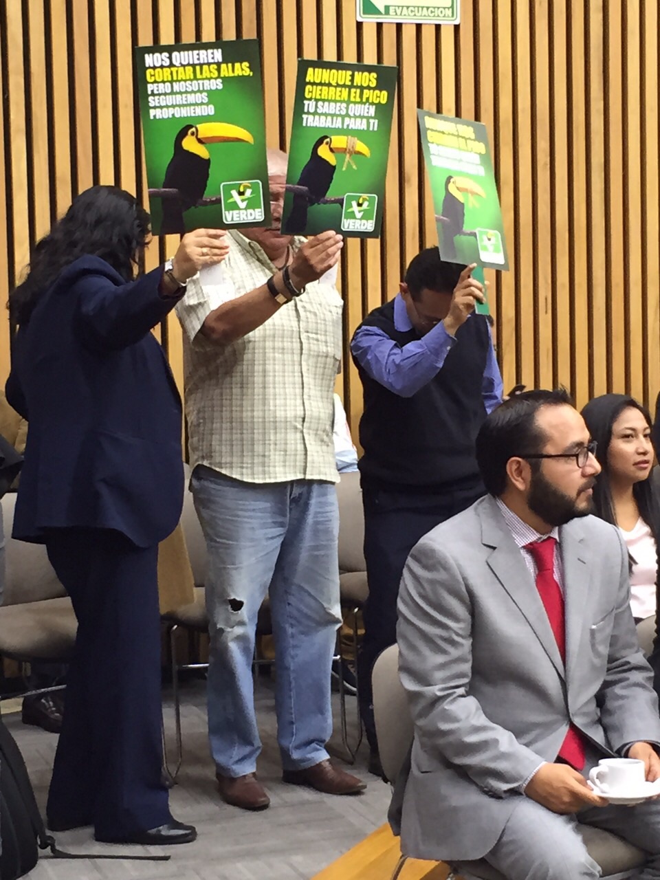Integrantes del Partido Verde Ecologista de México protestaron con cartulinas por la multa que se le pretende imponer al partido.