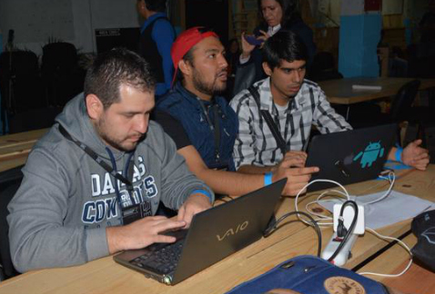 Más de mil personas trabajan en innovaciones tecnológicas para aplicaciones en móviles, mediante las cuales el gobierno capitalino ofrezca mejor atenc