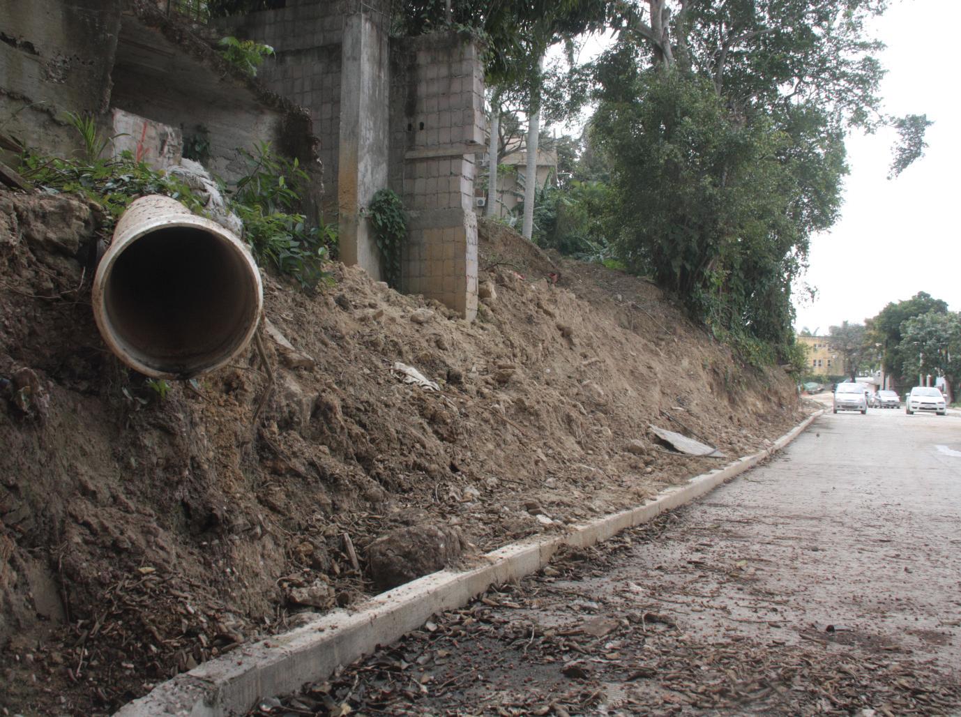 Este tubo sobre la avenida Tancol ha filtrado humedad que daña la vialidad, aunado al deterioro por el paso de unidades pesadas en la construcción del