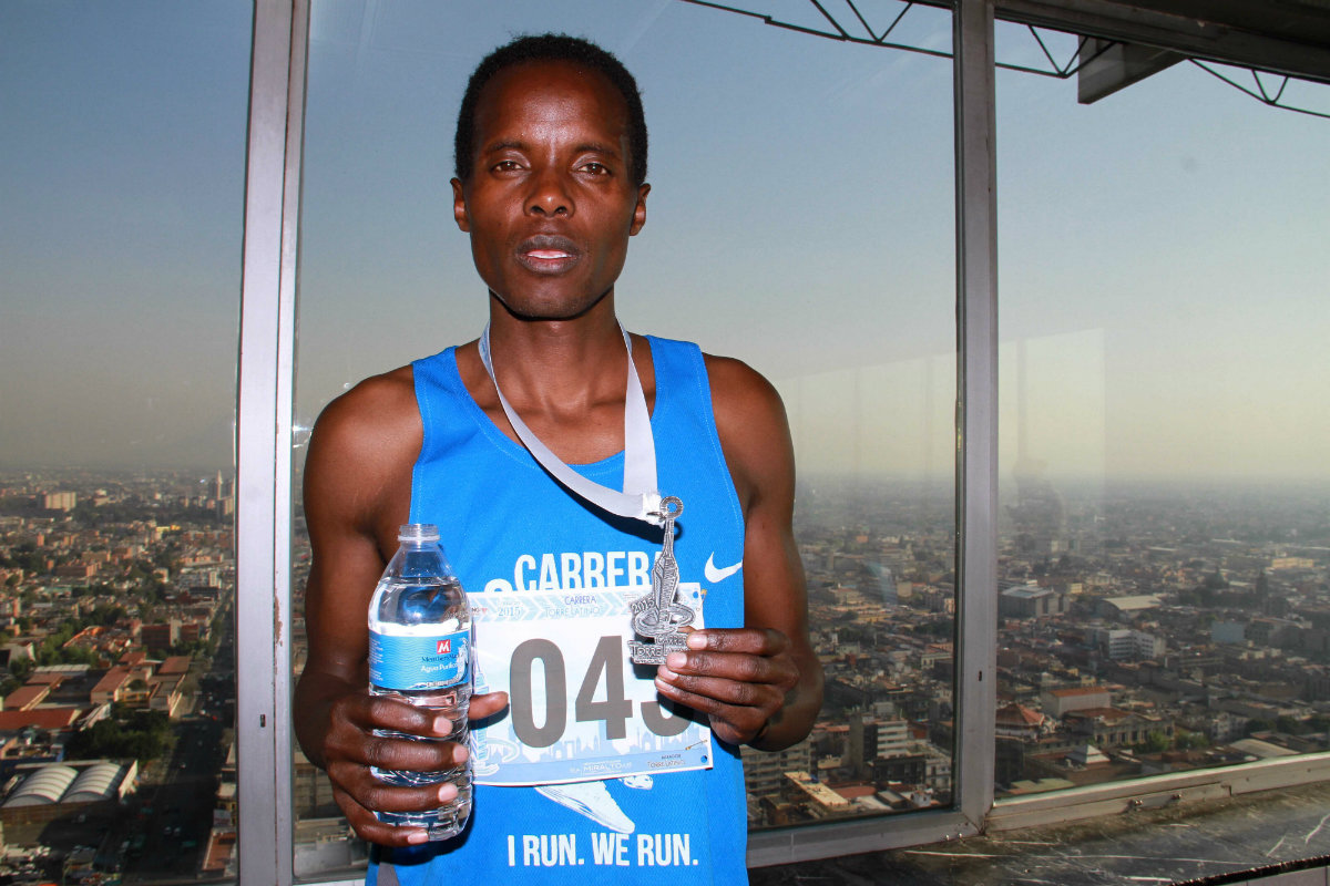 500 atletas participaron en la II Carrera Vertical de la Torre Latinoamericana