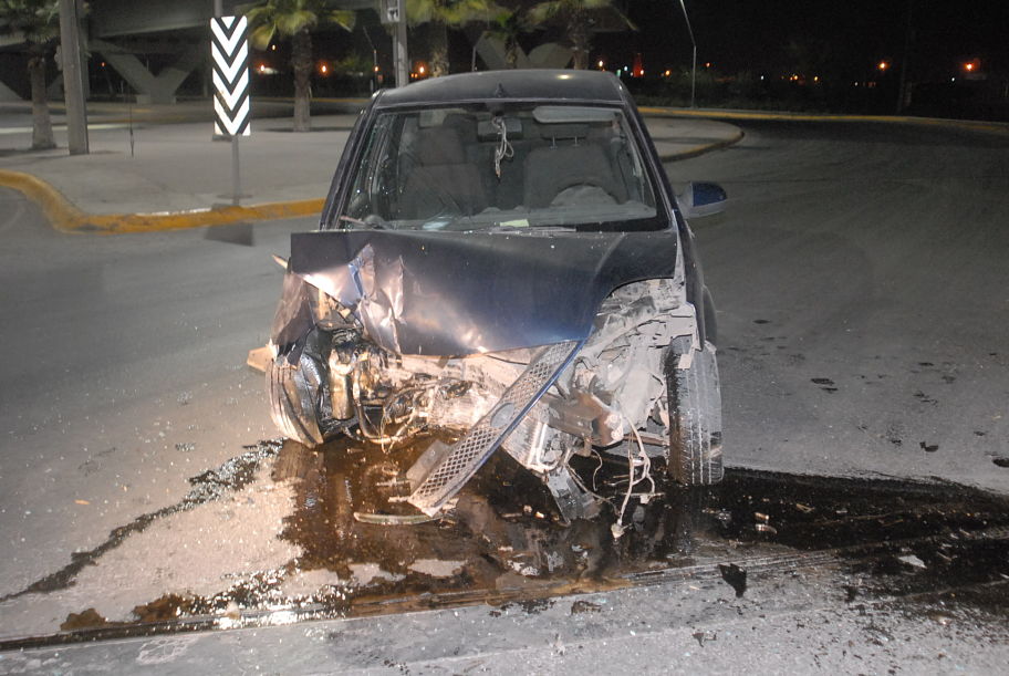 José Luis Hernández Nicolat, de 32 años, es quien se salvó de milagro y conducía un vehículo Ford Fiesta FGM-23-41 de Coahuila.
