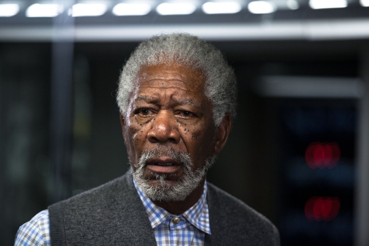 Morgan Freeman carece de movilidad en su mano izquierda a consecuencia de un serio accidente de tráfico que sufrió en el estado de Misisipi.