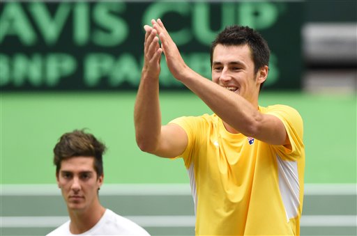 El australiano Bernard Tomic celebra luego de derrotar al checo  Lukas Rosol