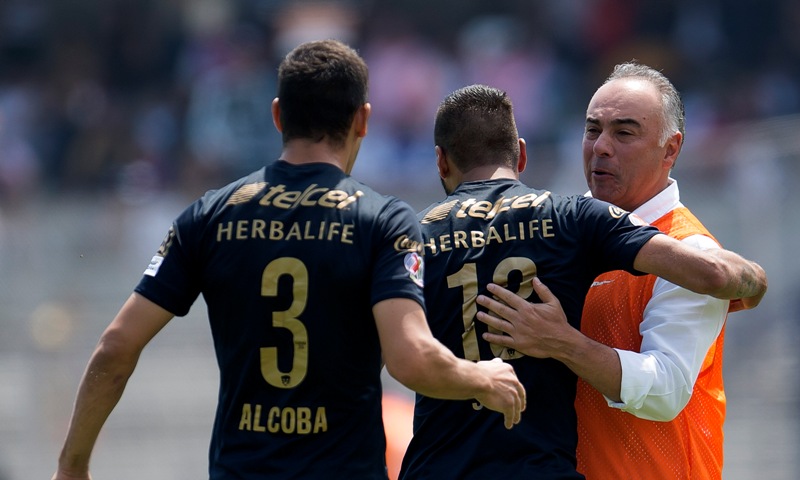 'Memo' Vázquez festeja el segundo gol con sus jugadores