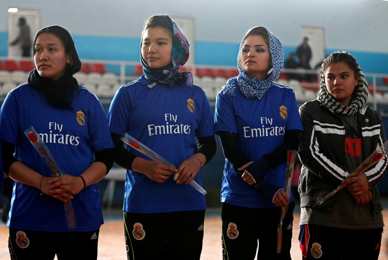 Mujeres de Afganistan conmemoran el Día Internacional de la Mujer con un juego de volleyball 
