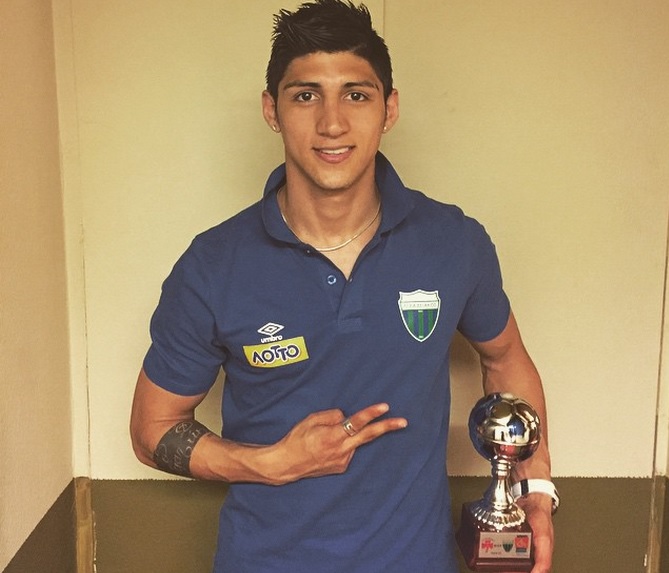 Alan Pulido con su trofeo del mejor jugador del partido 
