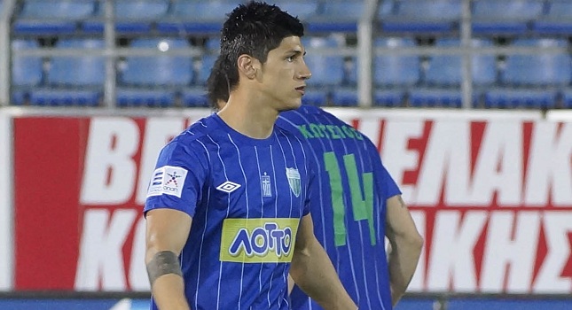 Alan Pulido en su debut en Grecia 