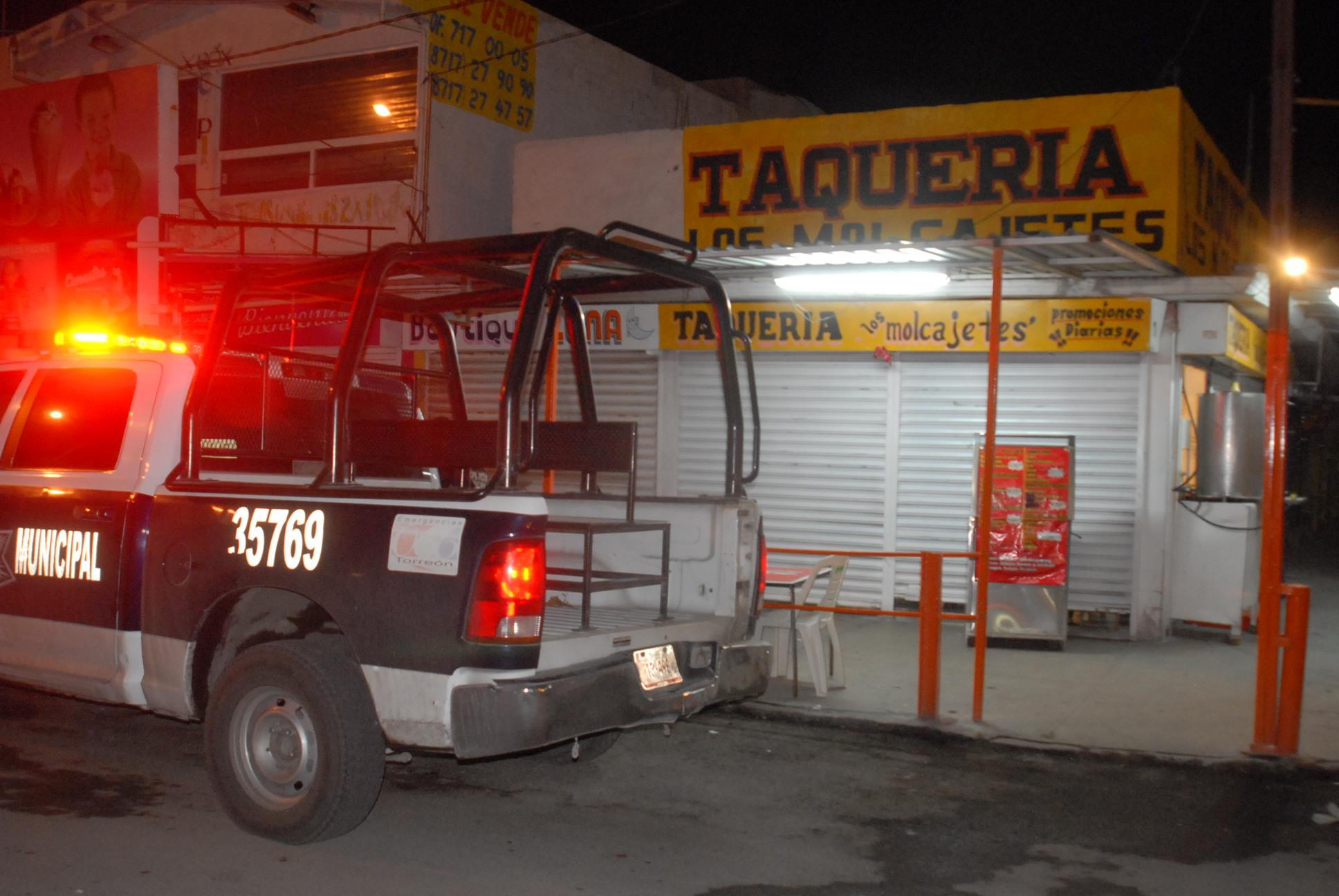 Elementos de la Policía Municipal de inmediato acudieron a la avenida Universidad y Fundadores de Torreón. 