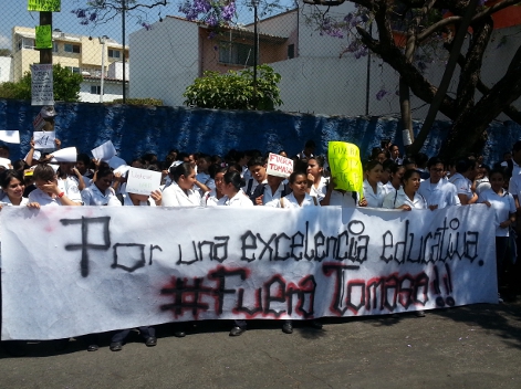 Estudiantes evitaron el ingreso a las instalaciones de la facultad y se congregaron en su exterior, donde realizaron un mitin.