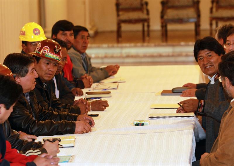 Evo Morales (2d), y el máximo dirigente de la Central Obrera Boliviana (COB), el minero Juan Carlos Trujillo (3i), en la reunión de hoy en La Paz
