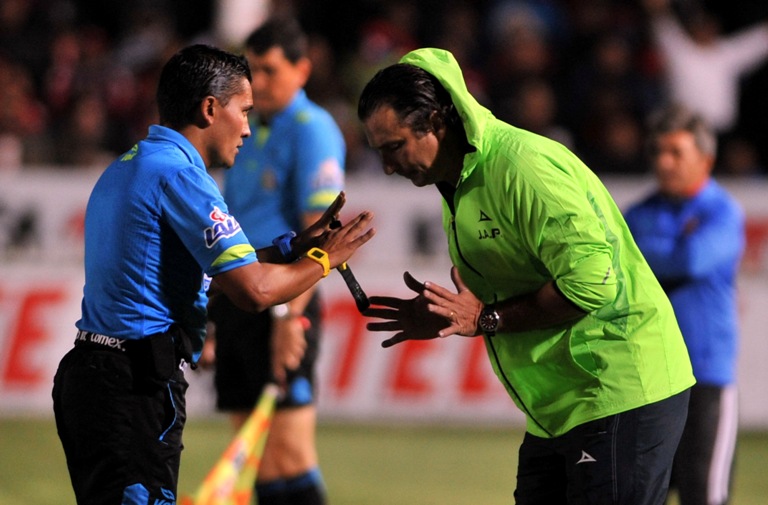 Fernando Guerrero dialoga con Juan Antonio Pizzi