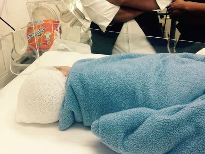 Los médicos que monitorean el estado de salud del pequeño lo reportan fuera de peligro.
