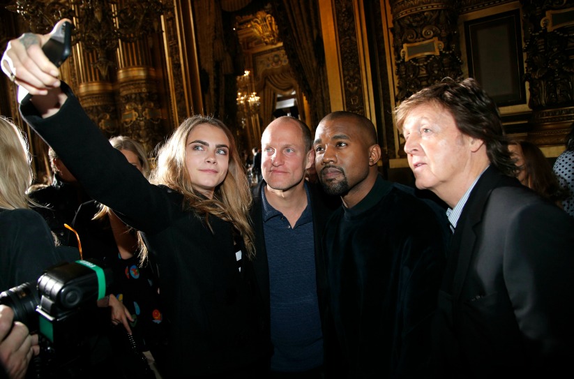 La modelo Cara Delevingne, el actor Woody Harrelson, Kanye West y Paul McCartney al final del desfile de Stella durante la Semana de la Moda de París.