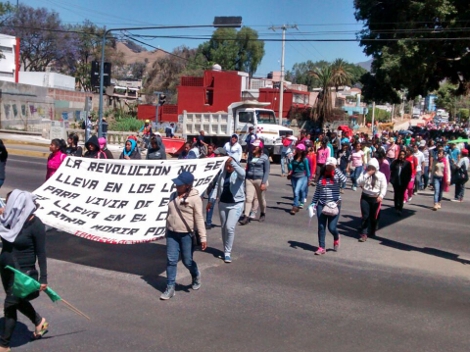 Las protestas fueron apoyadas por un grupo de estudiantes de las 11 normales regionales que se encuentran en paro indefinido desde hace dos semanas.