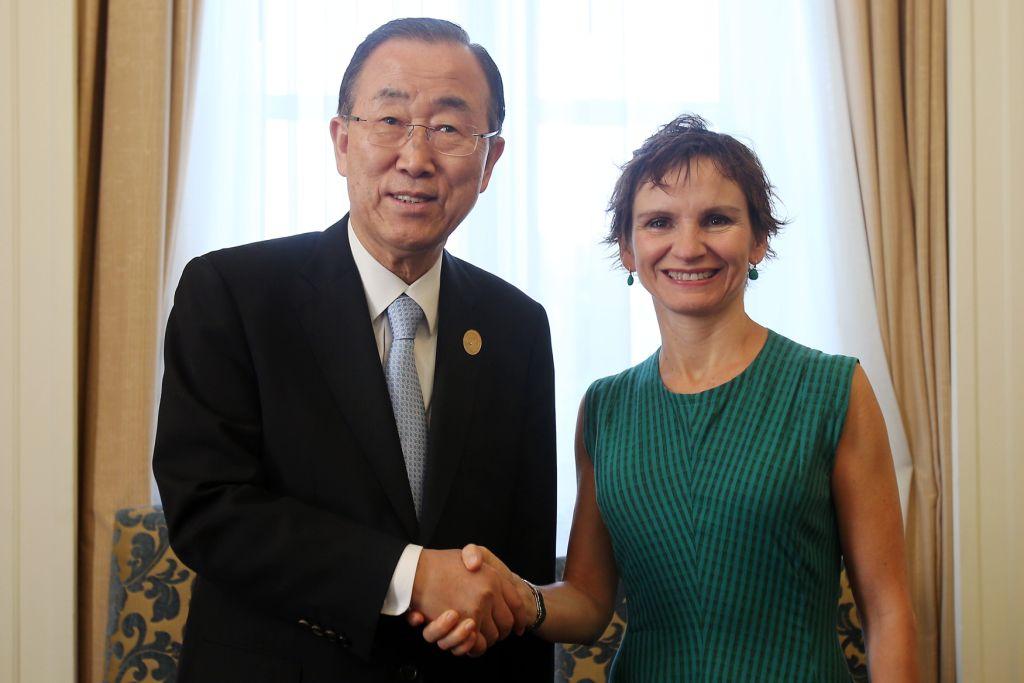 El secretario general de Naciones Unidas, Ban Ki-moon, saluda a la alcaldesa de Santiago, Carolina Tohá