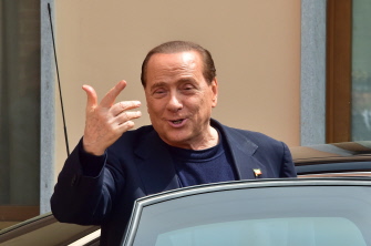 A pesar de la absolución, nuevos procesos amenazan al futuro de Silvio Berlusconi