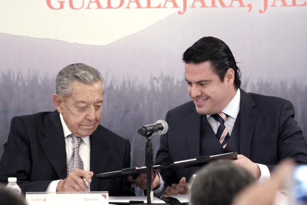 El gobernador del estado, Aristóteles Sandoval y el presidente de México Cumbre de Negocios, Miguel Alemán Velasco