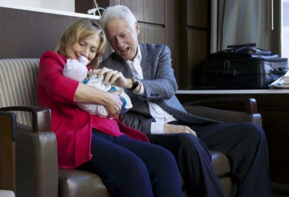 Hillary y Bill Clinton, con su nieta Charlotte, hija de Chelsea, a los pocos días de su nacimiento