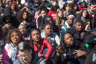 Manifestantes, la mayoría estudiantes que no fueron a clase, protestan ante el Capitolio de Madison, por la muerte de Tony Robinson