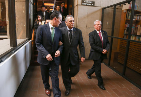 Manlio Fabio Beltrones, coordinador del PRI en la Cámara de Diputados camina junto con Héctor Gutiérrez De la Garza 