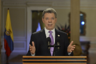 El presidente de Colombia, en el momento de hacer el anuncio televisado a los colombianos sobre el cese de los bombardeos