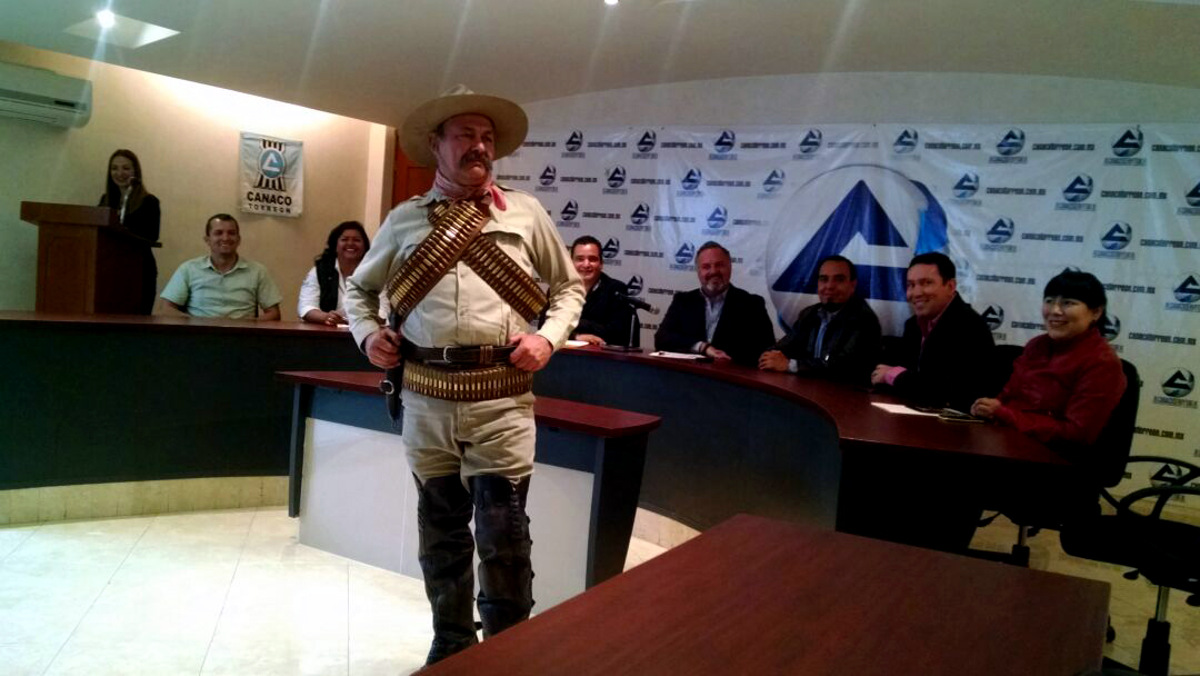 Salvador Montenegro es "Pancho Villa".