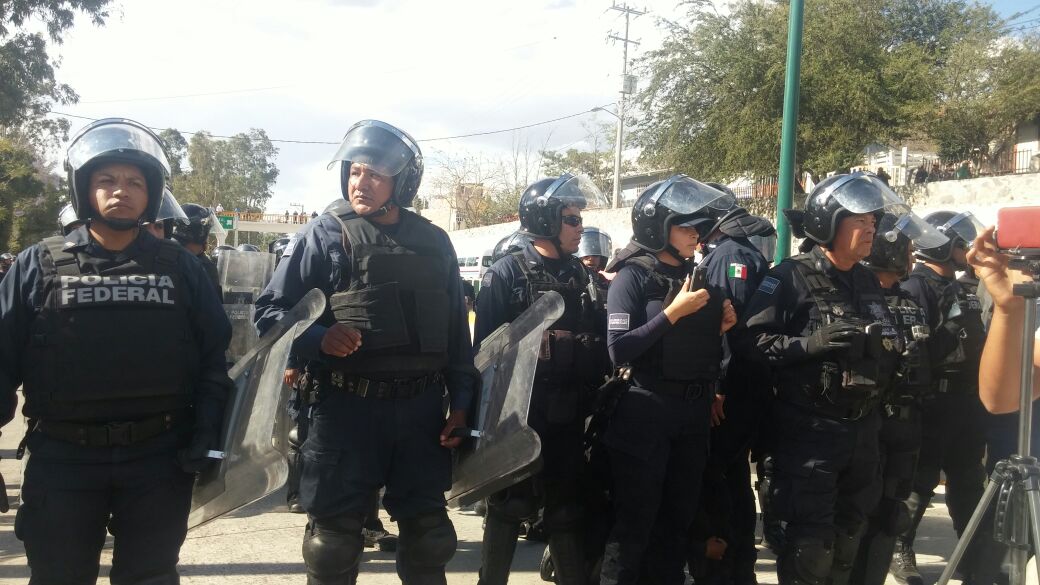 Elementos de la Policía Federal llegaron a la Autopista del Sol para dialogar con los manifestantes.