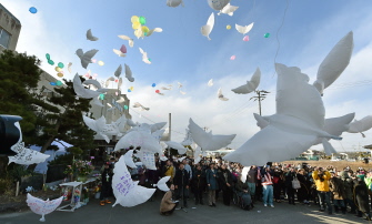 Globos con forma de palomas son lanzados al cielo durante una ceremonia de conmemoración por las víctimas del tsunami en Natori 