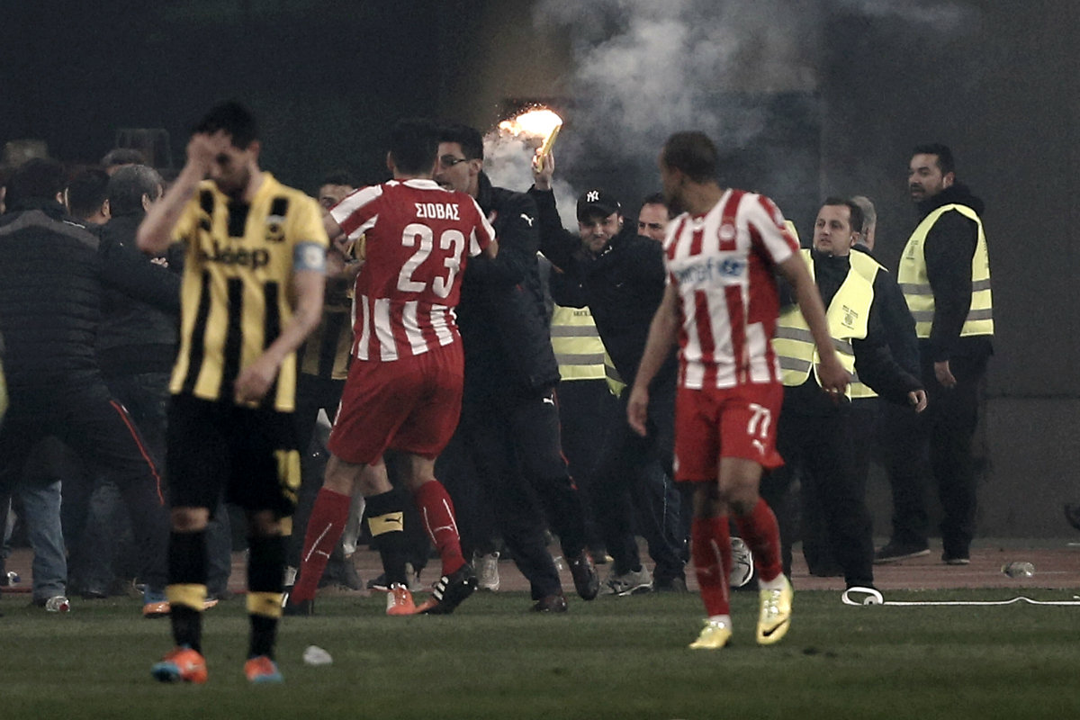 Hinchas del AEK intentaron agredir a jugador del Olympiacos