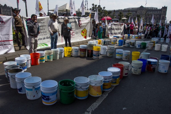 Ayer, integrantes de la Asamblea de Barrios se manifestaron frente al edificio del GDF en el Zócalo en reproche a la nueva ley de aguas que se discute
