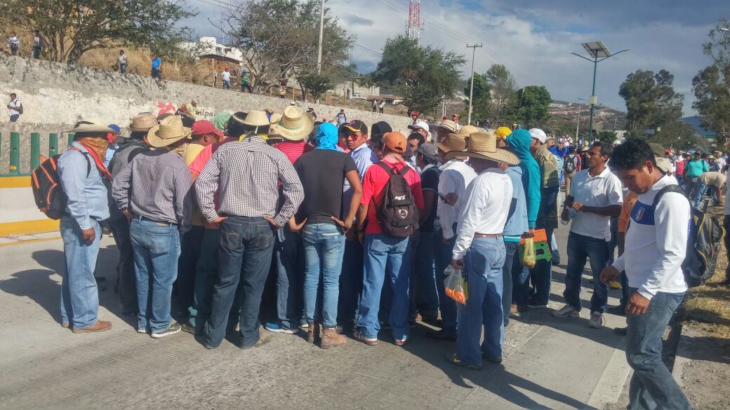 Integrantes de la CETEG, estudiantes de Ayotzinapa y padres de los 43 normalistas bloquean la Autopista del Sol.