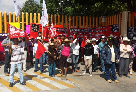 Integrantes de la Coordinadora Nacional Plan de Ayala protestan frente a oficinas de la Sedatu, en Coyoacán.