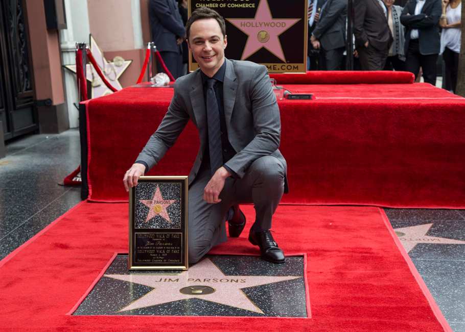 Jim Parsons develó su estrella en el Paseo de la Fama en Hollywood. 