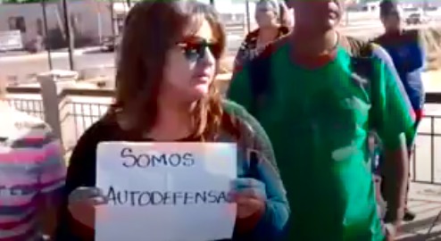 Los vecinos portan cartulinas con el lema de "Somos Autodefensas".