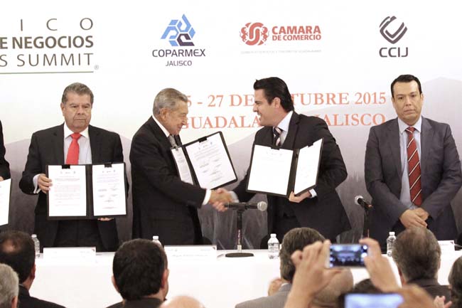 Miguel Alemán Velasco y Aristóteles Sandoval firmaron el convenio de entendimiento. 