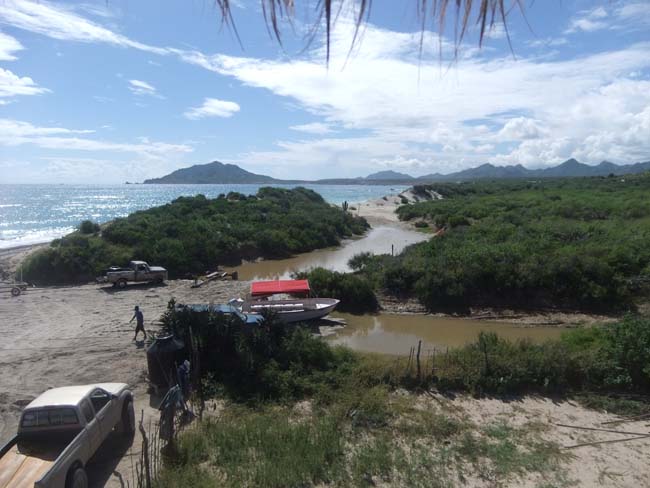 Un pequeño humedal contiguo al poblado abre la vista hacia la bahía. 