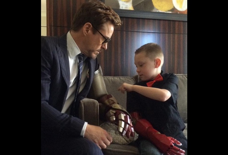 Alex recibió un brazo biónico de Robert Downey Jr., muy parecido al que usa en su personaje de Iron Man.