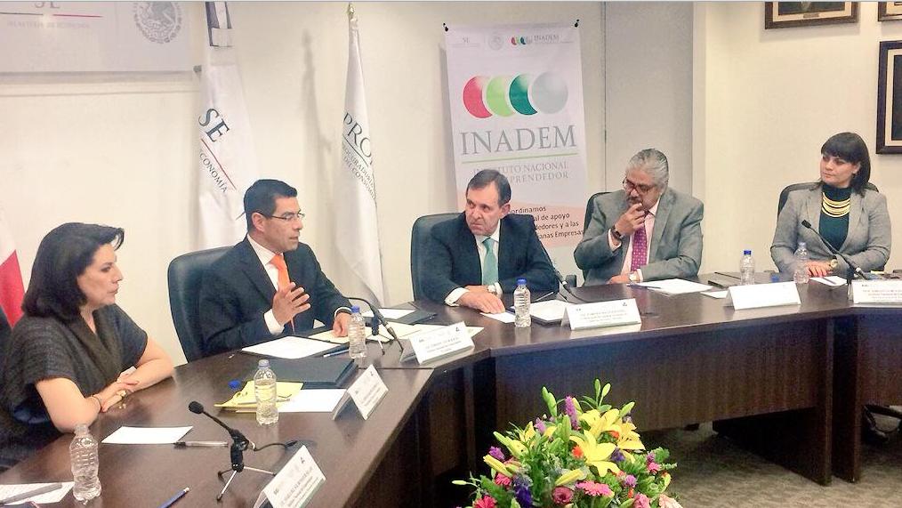 Durante la firma del convenio entre Profeco e Inadem. Cortesía.