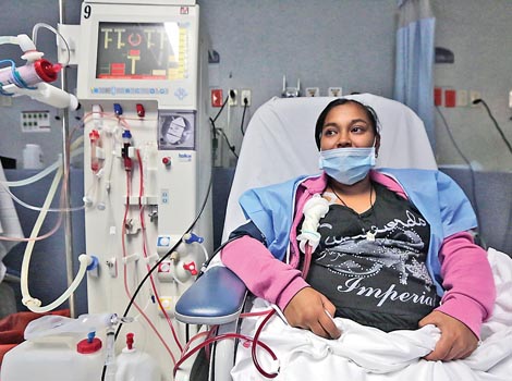 Giovanna, de 20 años, tiene ocho meses de embarazo y requiere de hemodiálisis para el cuidado de sus riñones y de la hija que espera. 