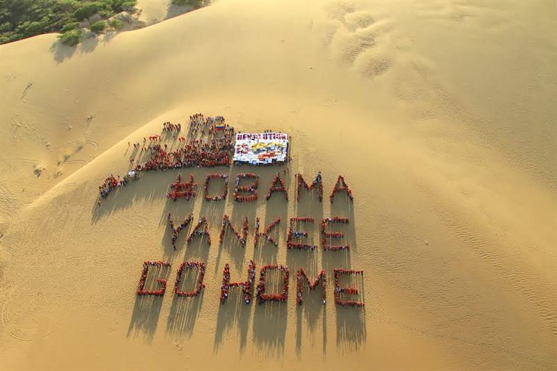Un grupo de personas participan en una frase que dice "#OBAMA YANKEE GO HOME" en Falcón, Venezuela