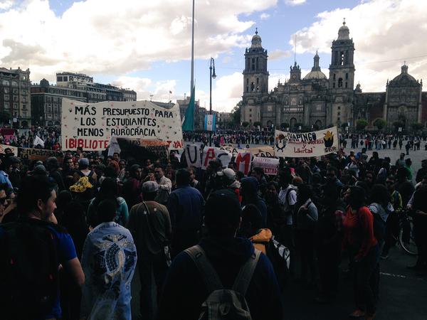 Los manifestantes exigen al GDF que respete el presupuesto designado para la Universidad por el Gobierno Federal.