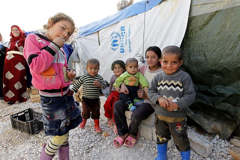 Niños refugiados sirios posan en el campo de refugiados de Bednayel, en el Valle Bekaa de Líbano 